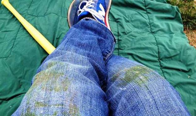 Когда трава оставила на джинсах след: эффективные методы отстирать зеленые пятна Как удалить зелень с джинсовых брюк